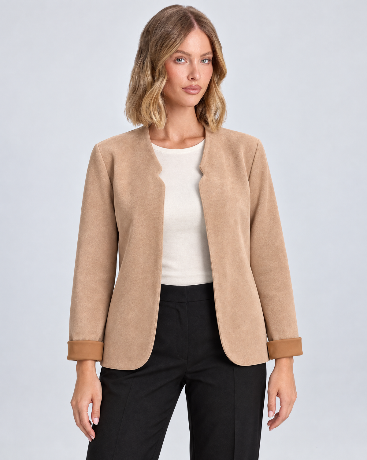 Giacca donna aperta effetto suede beige indossata da Polly 5, vista frontale