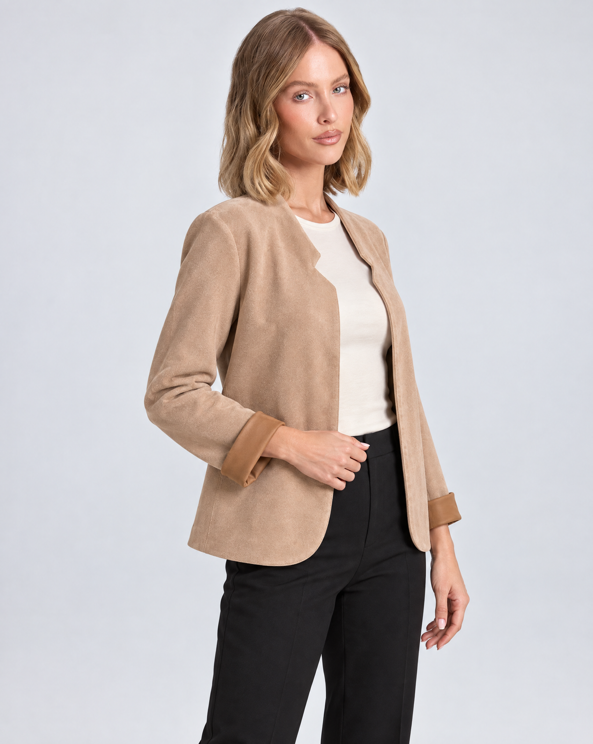 Giacca donna aperta effetto suede beige indossata da Polly 5, vista tre quarti