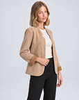 Giacca donna aperta effetto suede beige indossata da Polly 5, vista tre quarti