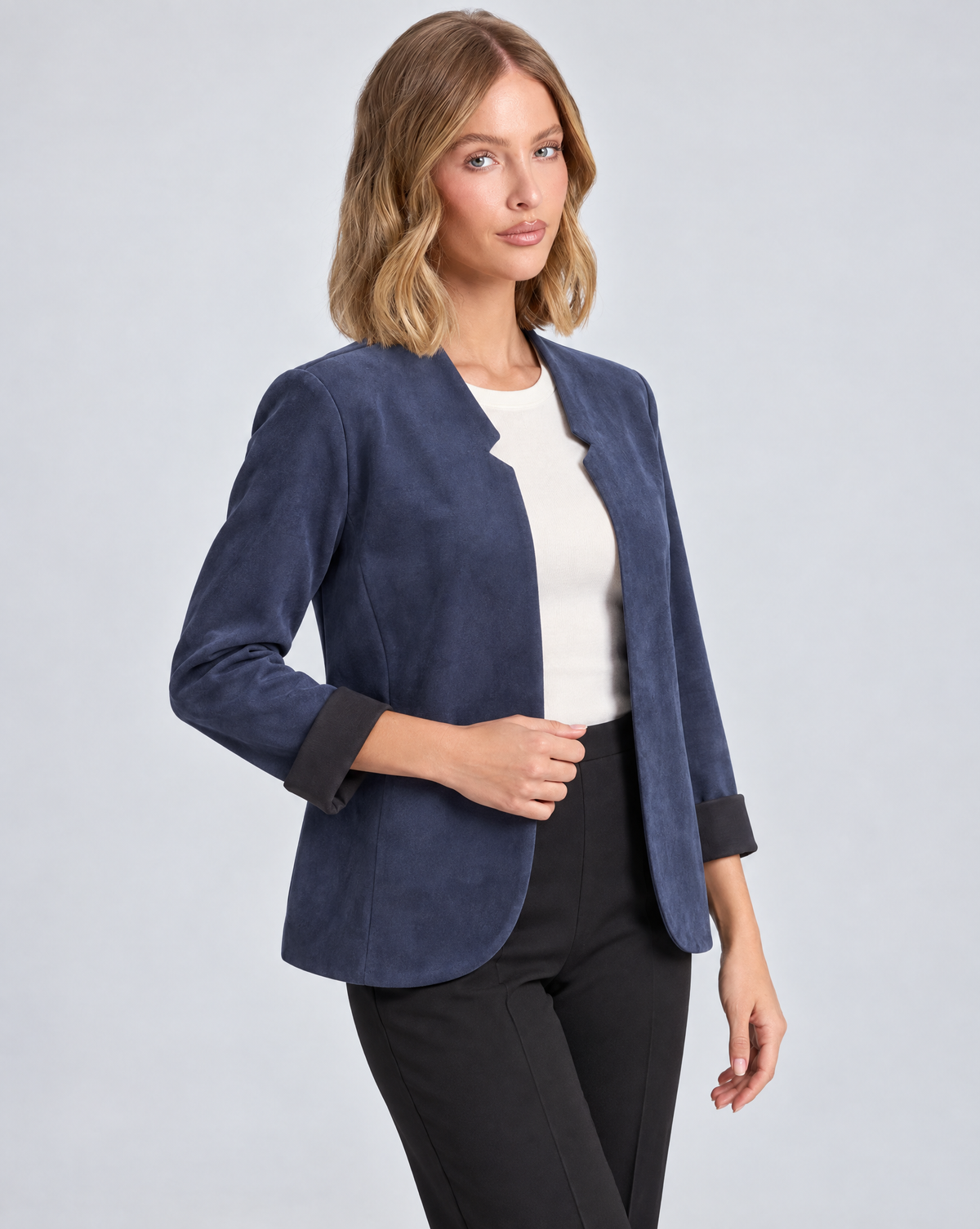Giacca donna aperta effetto suede blu indossata da Polly 5, vista tre quarti