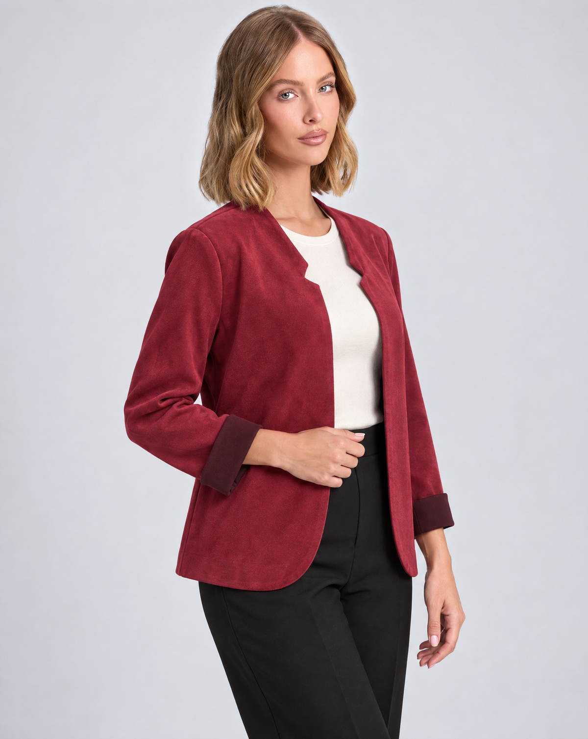 Giacca donna aperta effetto suede bordeaux indossata da Polly 5, vista tre quarti