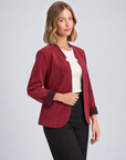 Giacca donna aperta effetto suede bordeaux indossata da Polly 5, vista tre quarti