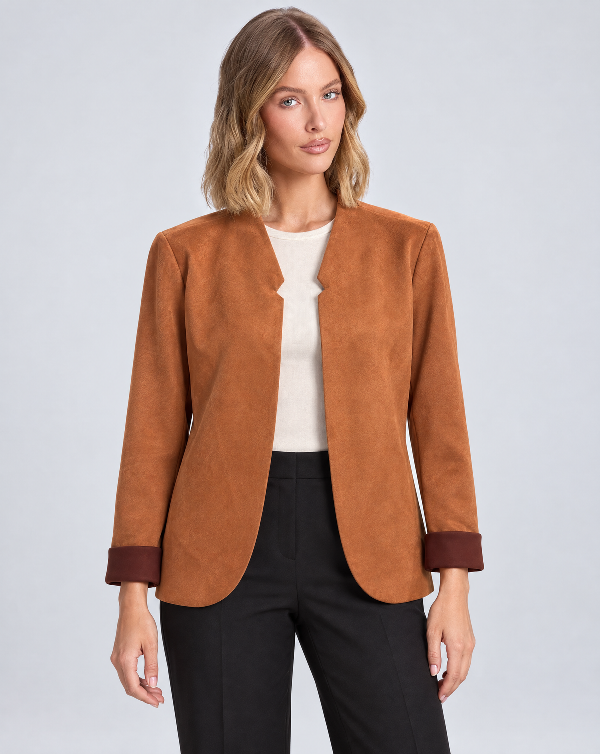 Giacca donna aperta effetto suede coccio indossata da Polly 5, vista frontale