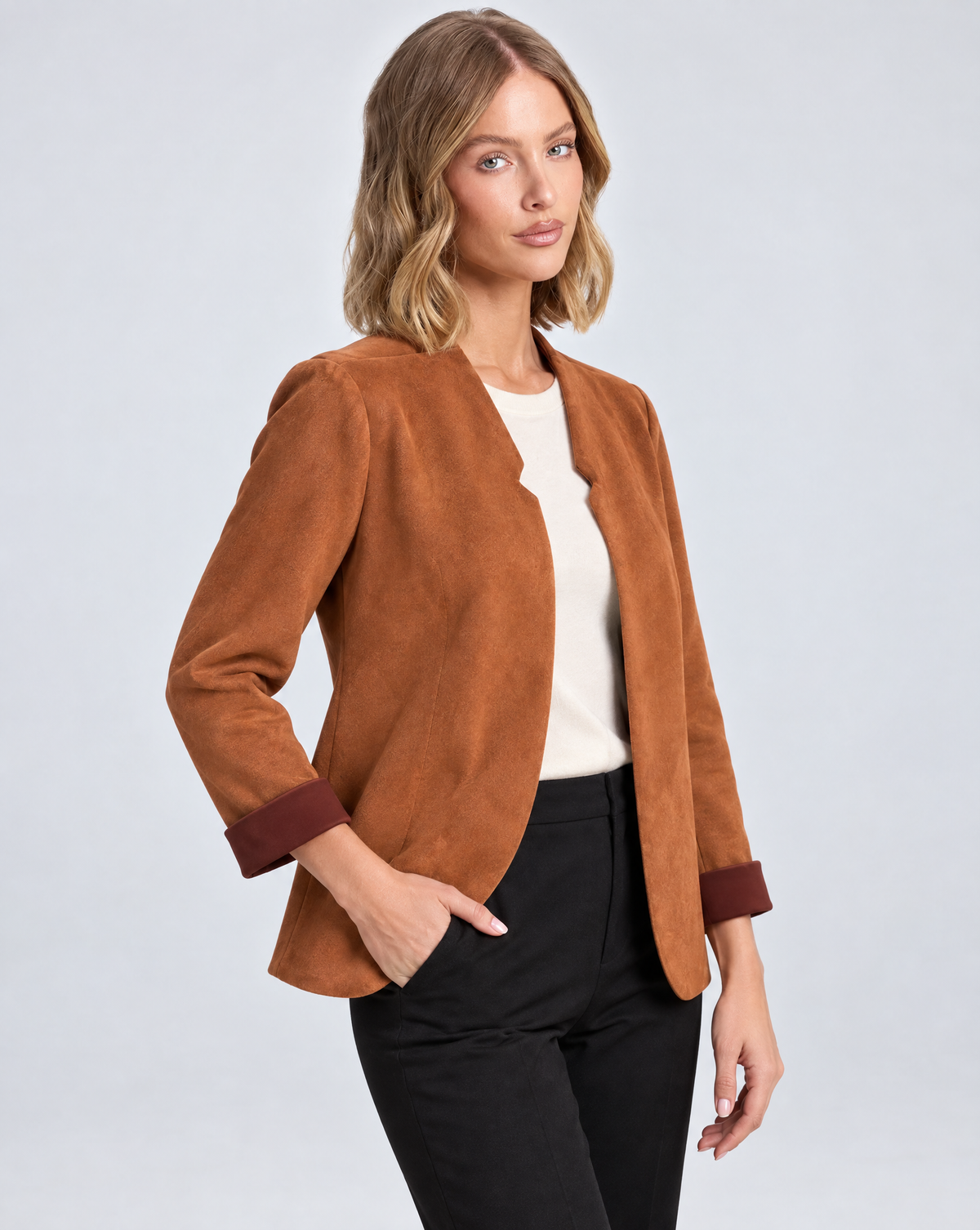 Giacca donna aperta effetto suede coccio indossata da Polly 5, vista tre quarti