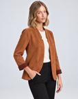 Giacca donna aperta effetto suede coccio indossata da Polly 5, vista tre quarti