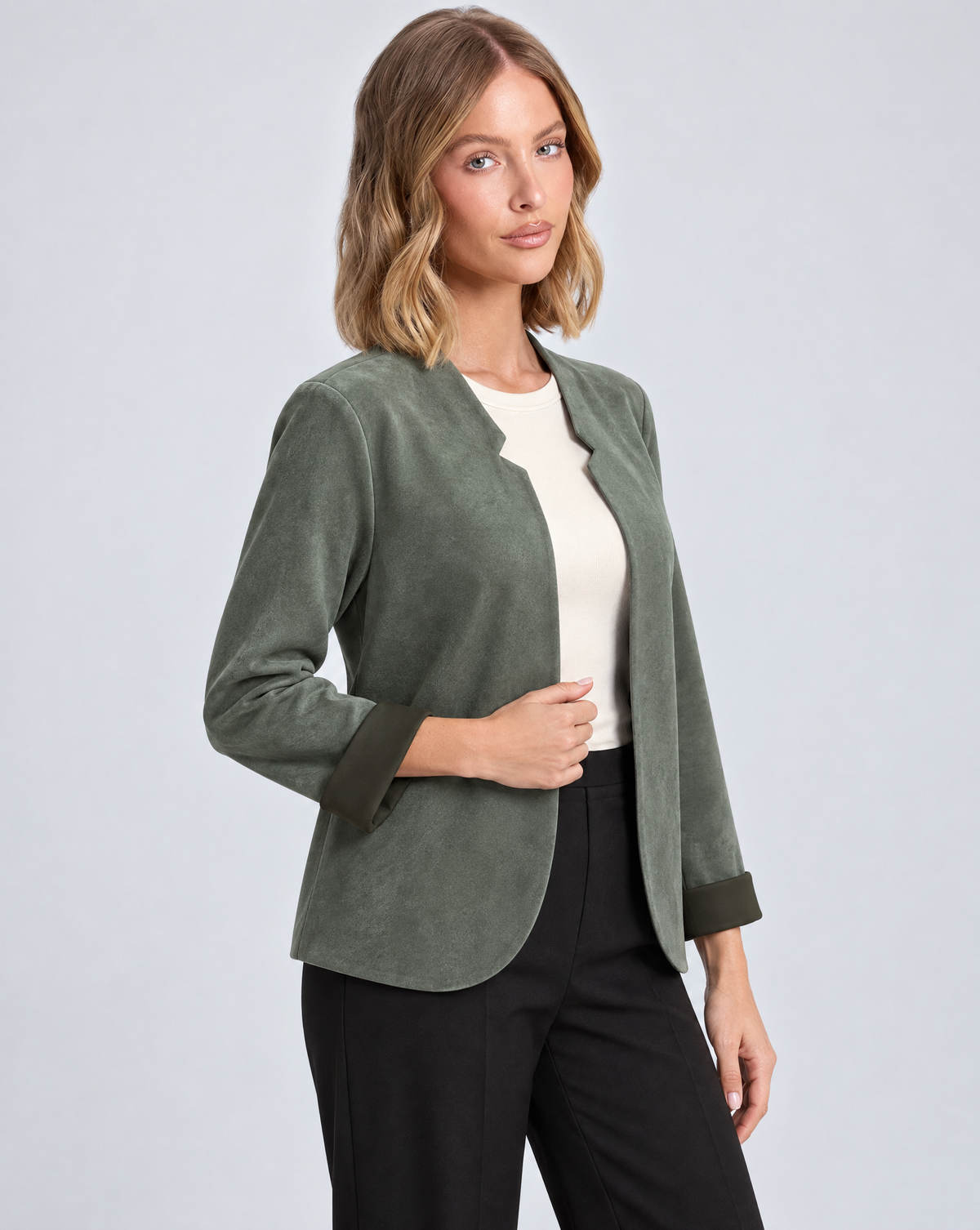Giacca donna aperta effetto suede verde indossata da Polly 5, vista tre quarti