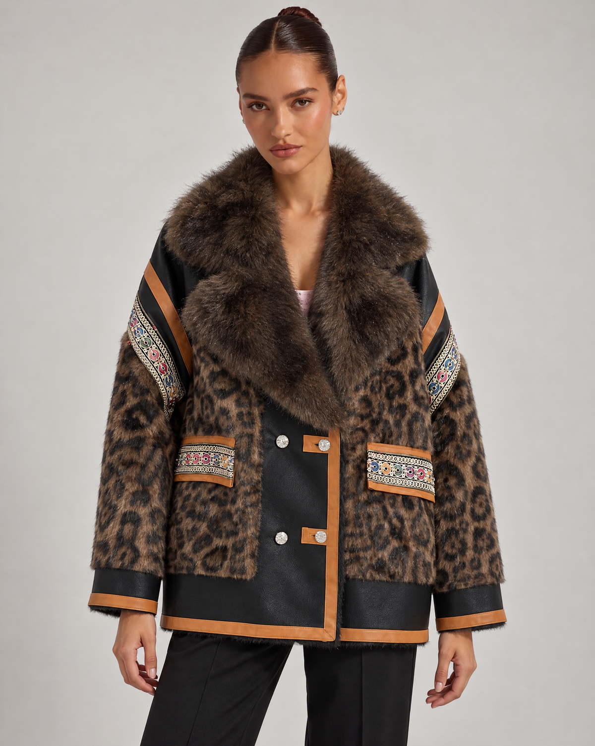 Giacca donna animalier marrone e nero con collo effetto pelliccia indossata da Polly 6, vista frontale