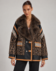 Giacca donna animalier marrone e nero con collo effetto pelliccia indossata da Polly 6, vista frontale