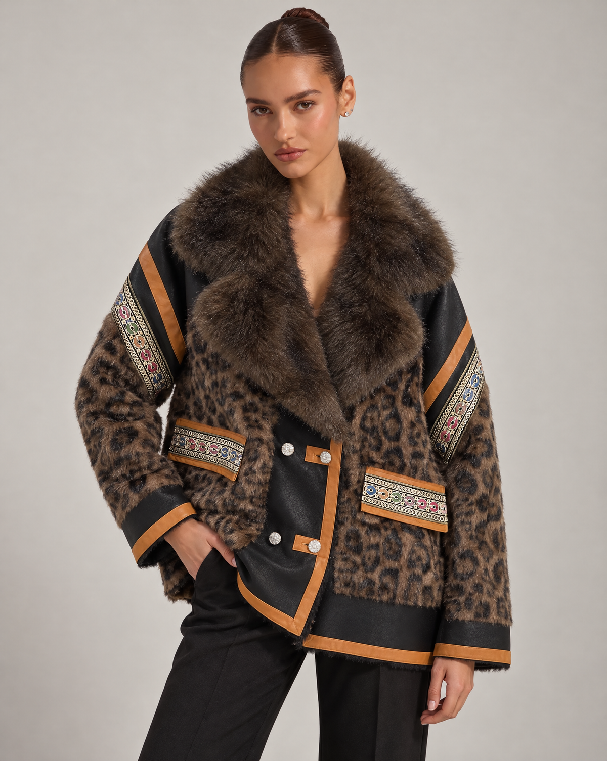 Giacca donna animalier marrone e nero indossata da Polly 6, vista a tre quarti e dettagli del collo