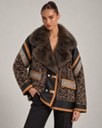 Giacca donna animalier marrone e nero indossata da Polly 6, vista a tre quarti e dettagli del collo
