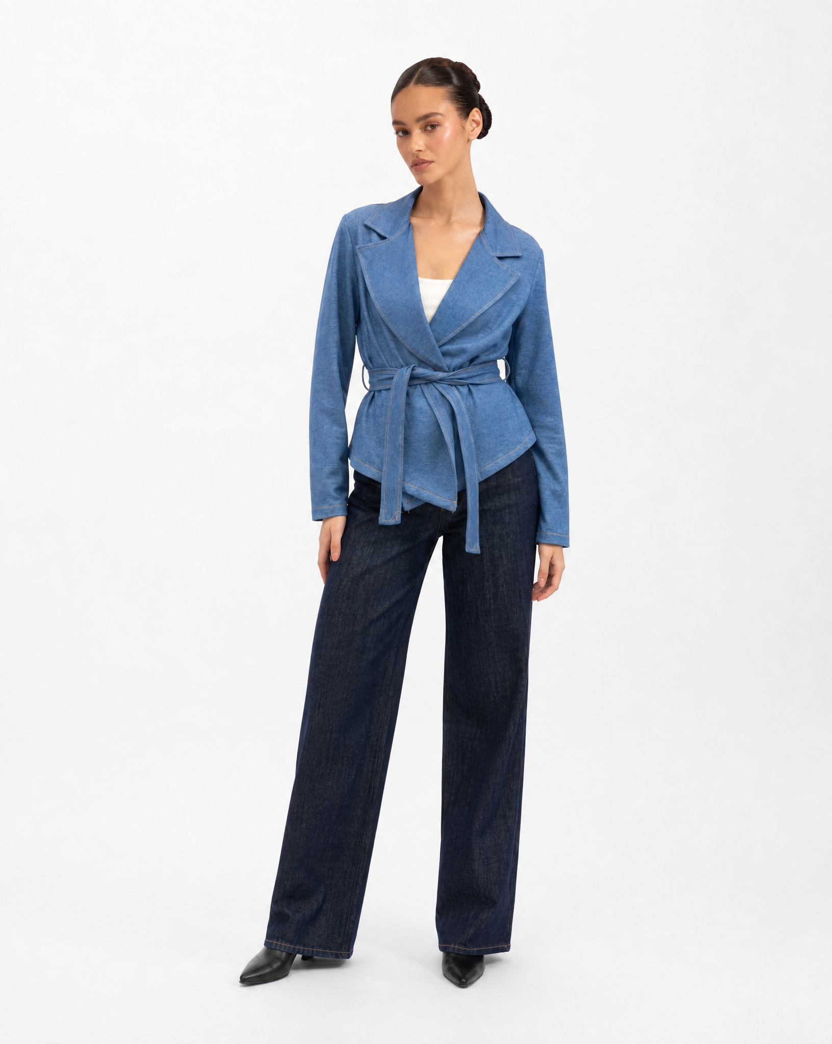 Giacca Donna Denim Incrociata con Cintura Denim chiaro vista frontale indossata da Polly 6
