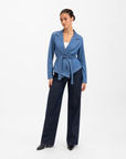 Giacca Donna Denim Incrociata con Cintura Denim chiaro vista frontale indossata da Polly 6