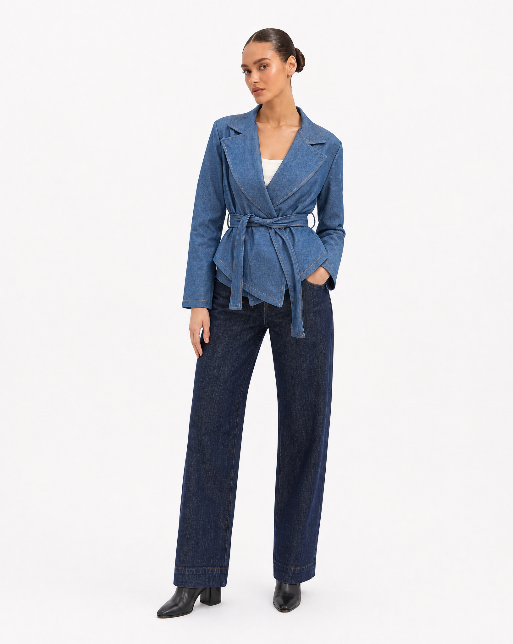 Giacca Donna Denim Incrociata con Cintura Denim chiaro vista tre-quarti indossata da Polly 6