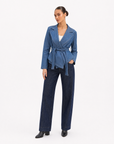 Giacca Donna Denim Incrociata con Cintura Denim chiaro vista tre-quarti indossata da Polly 6