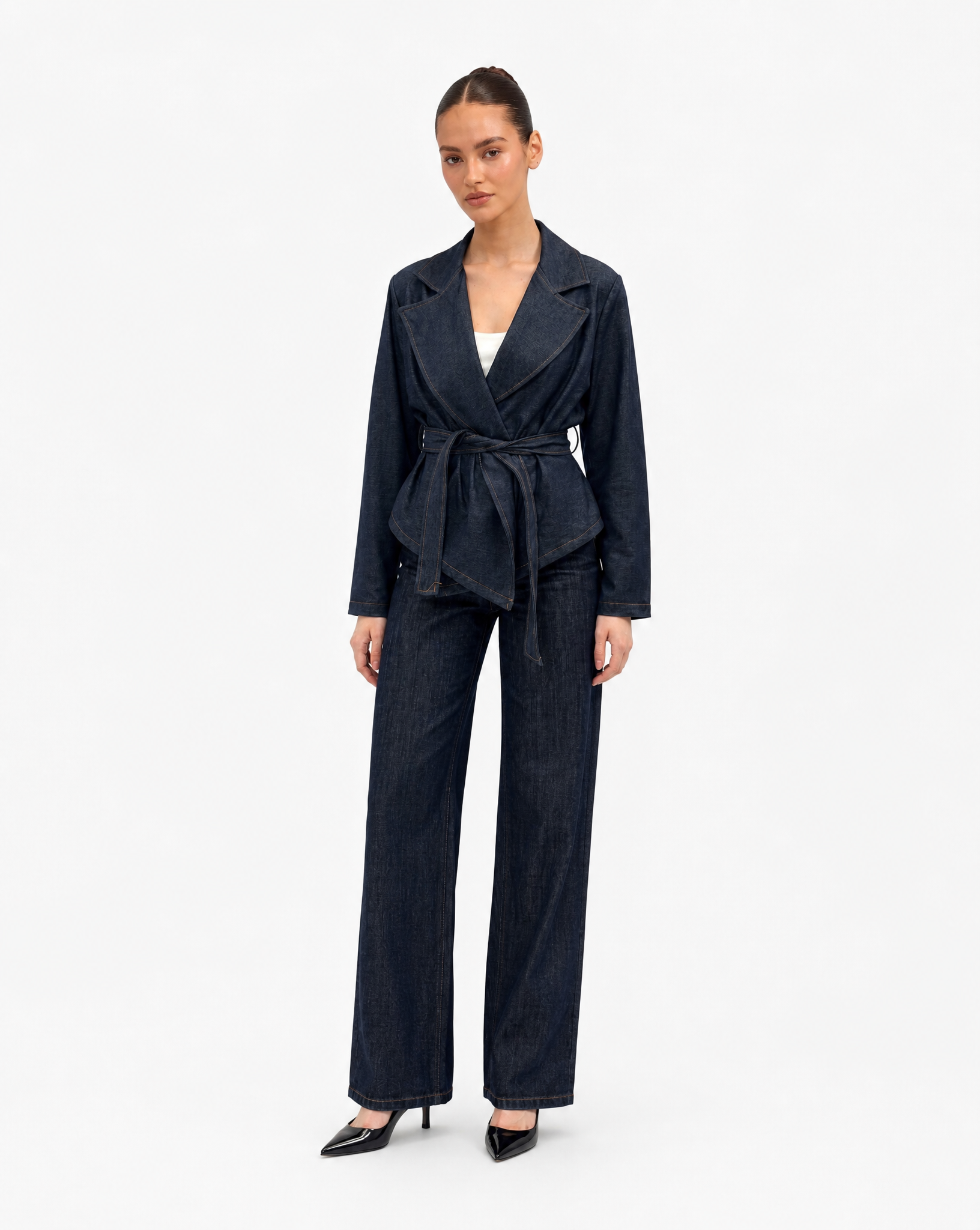 Giacca Donna Denim Incrociata con Cintura Denim scuro vista frontale indossata da Polly 6