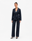 Giacca Donna Denim Incrociata con Cintura Denim scuro vista frontale indossata da Polly 6