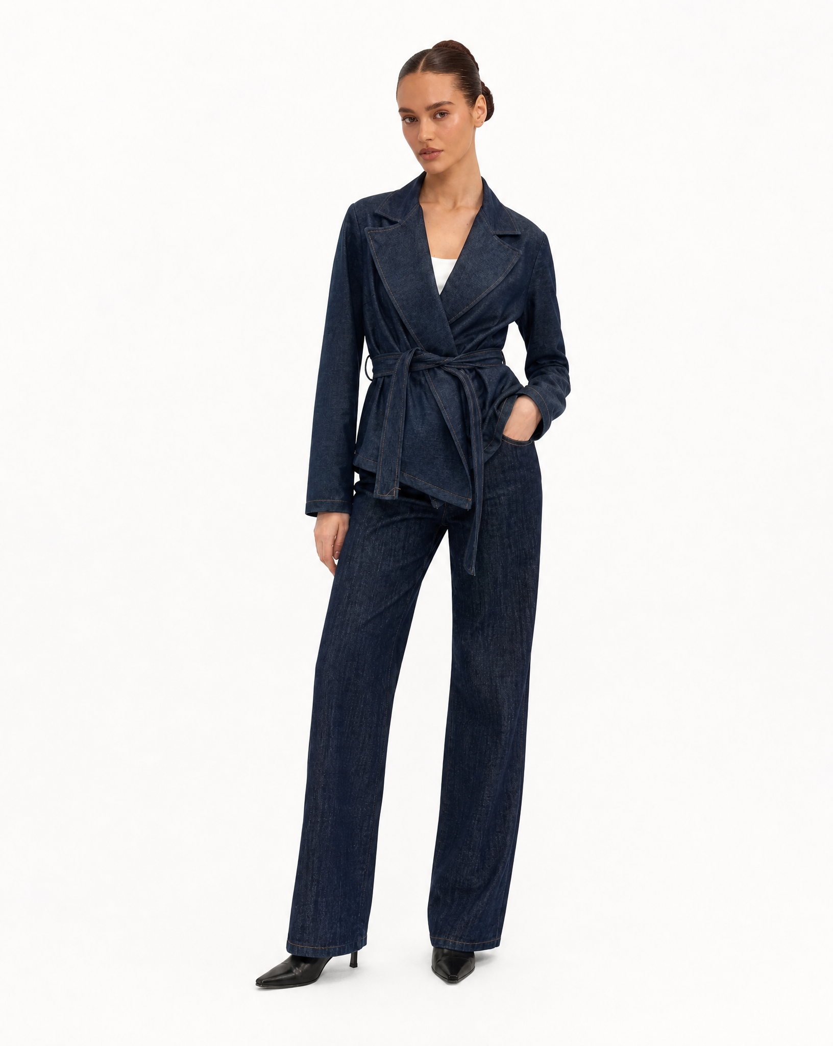 Giacca Donna Denim Incrociata con Cintura Denim scuro vista tre-quarti indossata da Polly 6