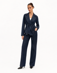 Giacca Donna Denim Incrociata con Cintura Denim scuro vista tre-quarti indossata da Polly 6