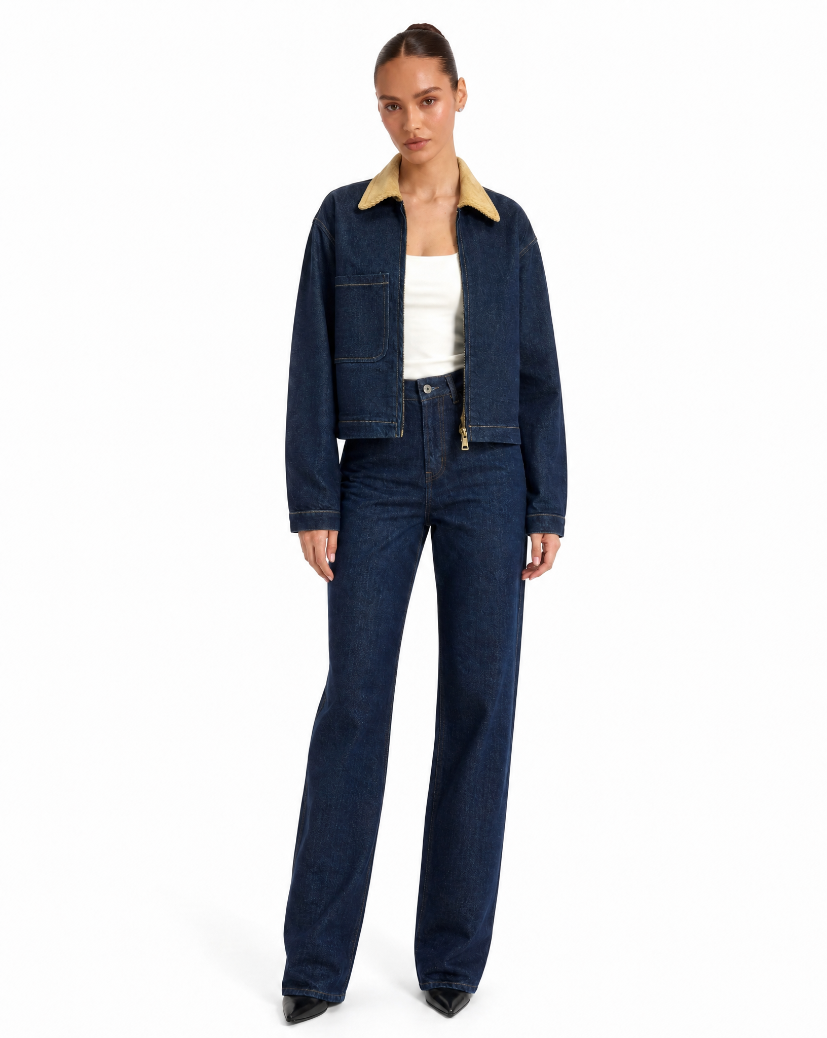 Giacca Donna in Denim con Colletto a Contrasto Denim vista frontale indossata da Polly 6