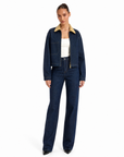 Giacca Donna in Denim con Colletto a Contrasto Denim vista frontale indossata da Polly 6
