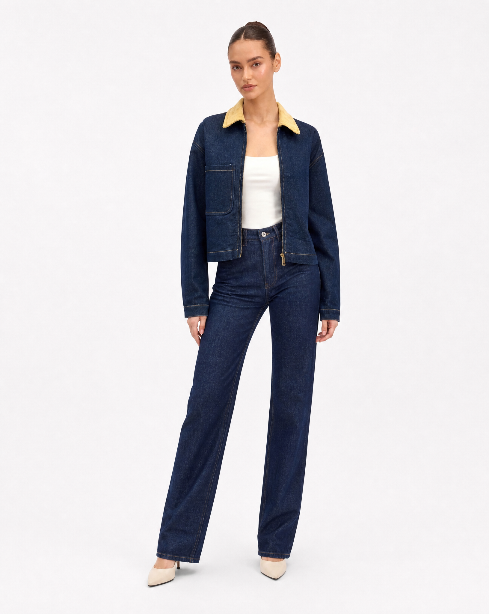 Giacca Donna in Denim con Colletto a Contrasto Denim vista tre-quarti indossata da Polly 6