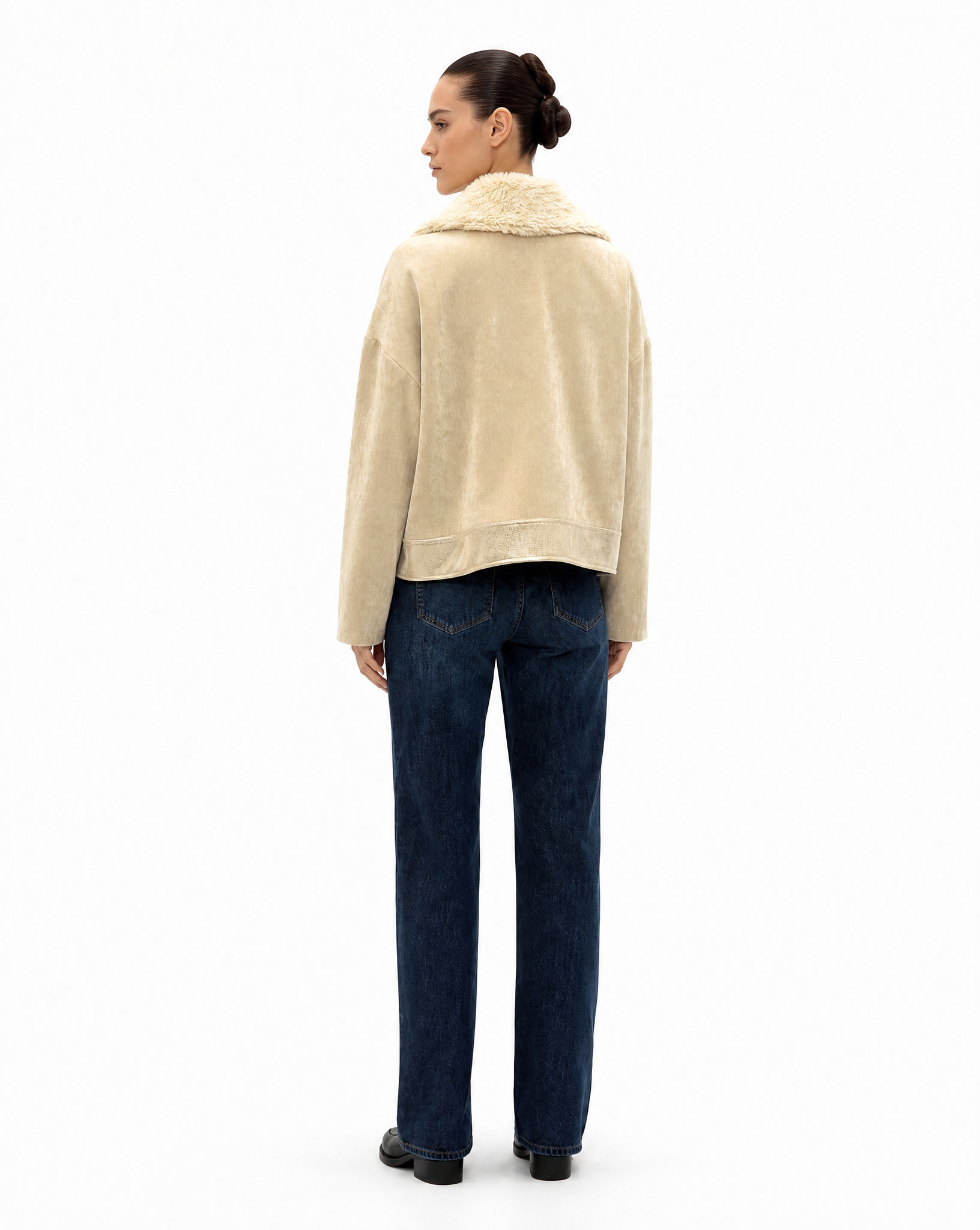 Giacca Donna in Velluto con Tasche Gold Beige vista retro indossata da Polly 6