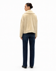 Giacca Donna in Velluto con Tasche Gold Beige vista retro indossata da Polly 6