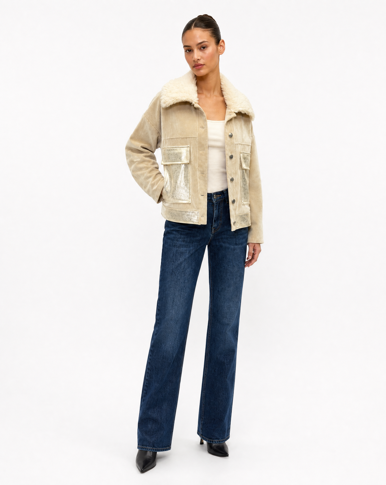 Giacca Donna in Velluto con Tasche Gold Beige vista tre-quarti indossata da Polly 6