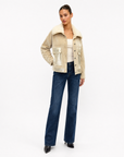 Giacca Donna in Velluto con Tasche Gold Beige vista tre-quarti indossata da Polly 6