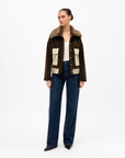 Giacca Donna in Velluto con Tasche Gold Marrone vista frontale indossata da Polly 6