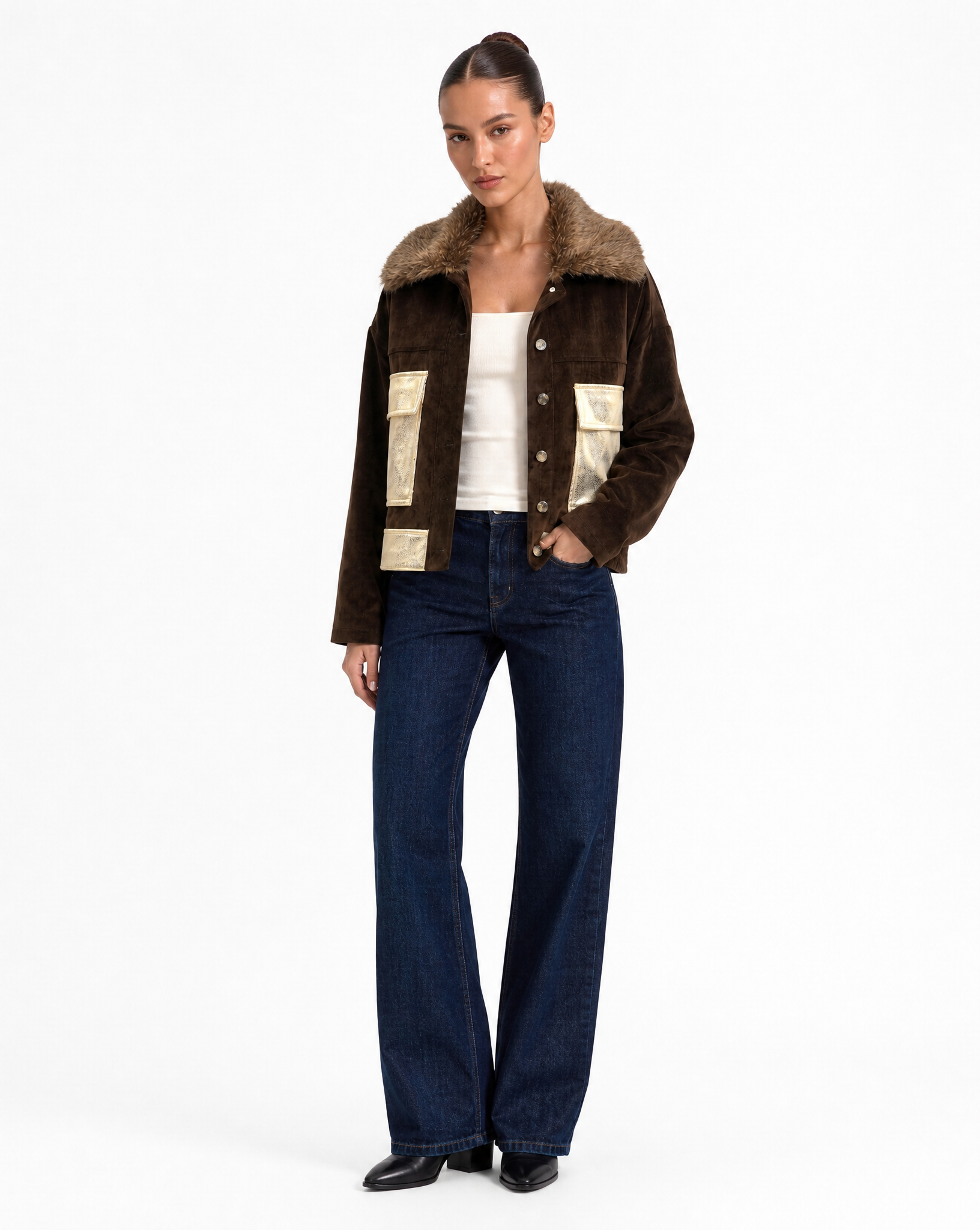 Giacca Donna in Velluto con Tasche Gold Marrone vista tre-quarti indossata da Polly 6