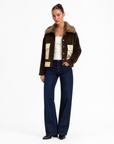 Giacca Donna in Velluto con Tasche Gold Marrone vista tre-quarti indossata da Polly 6