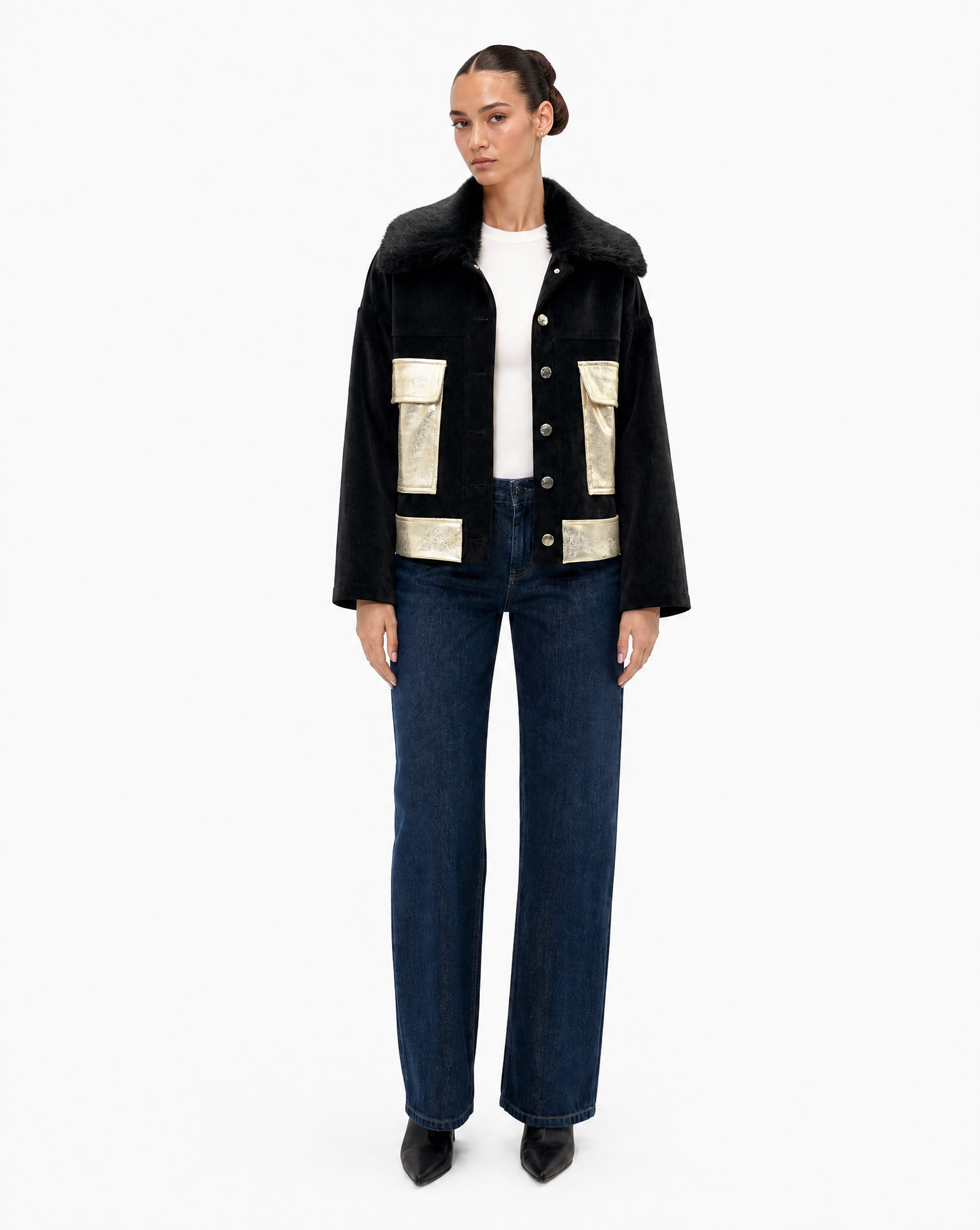 Giacca Donna in Velluto con Tasche Gold Nero vista frontale indossata da Polly 6
