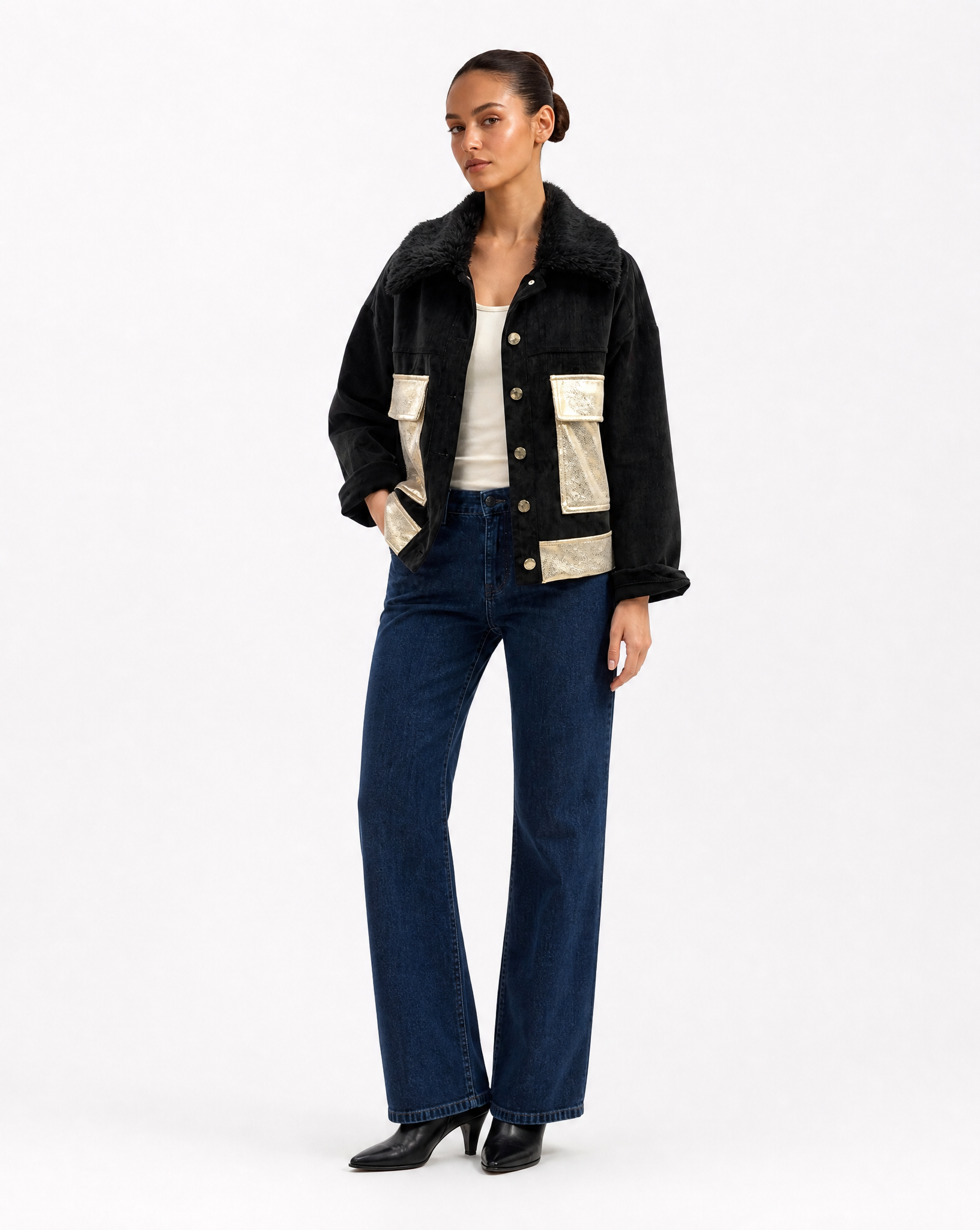 Giacca Donna in Velluto con Tasche Gold Nero vista tre-quarti indossata da Polly 6