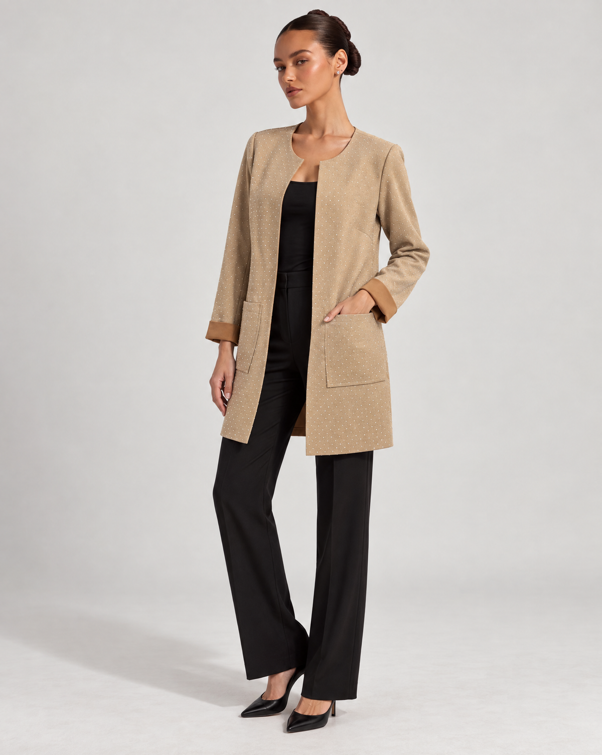 Giacca donna lunga con strass Beige indossata da Polly 6 - vista 1
