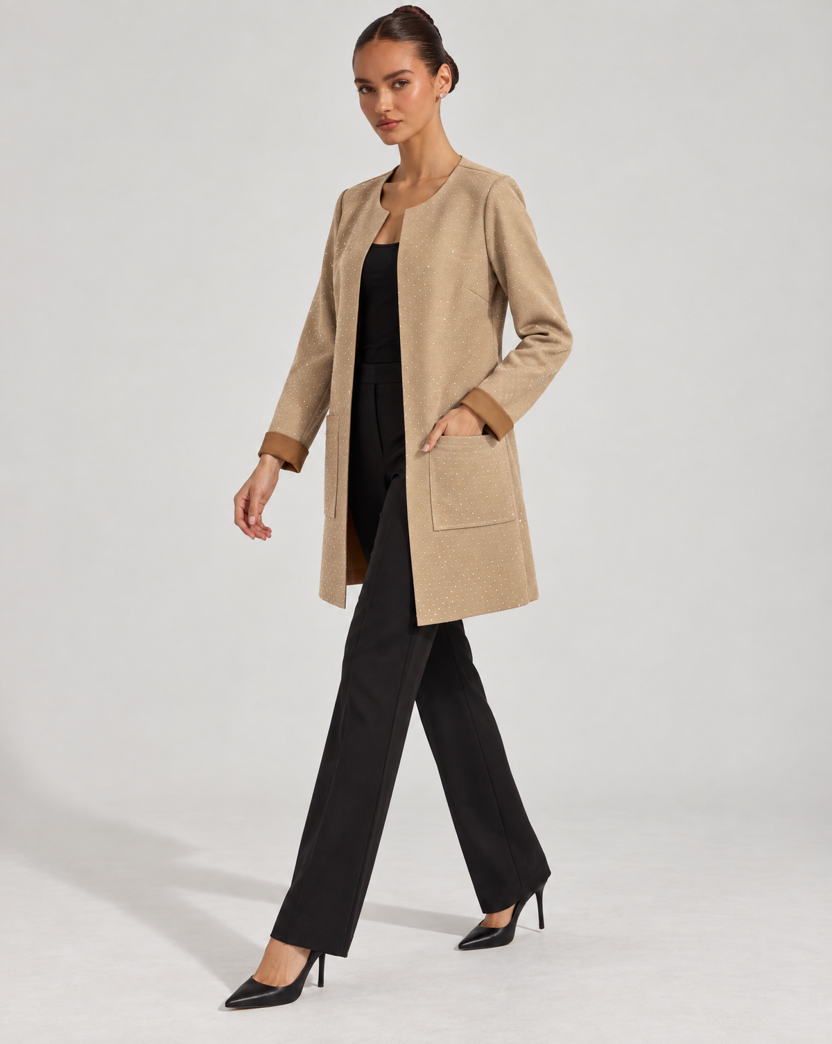 Giacca donna lunga con strass Beige indossata da Polly 6 - vista 2