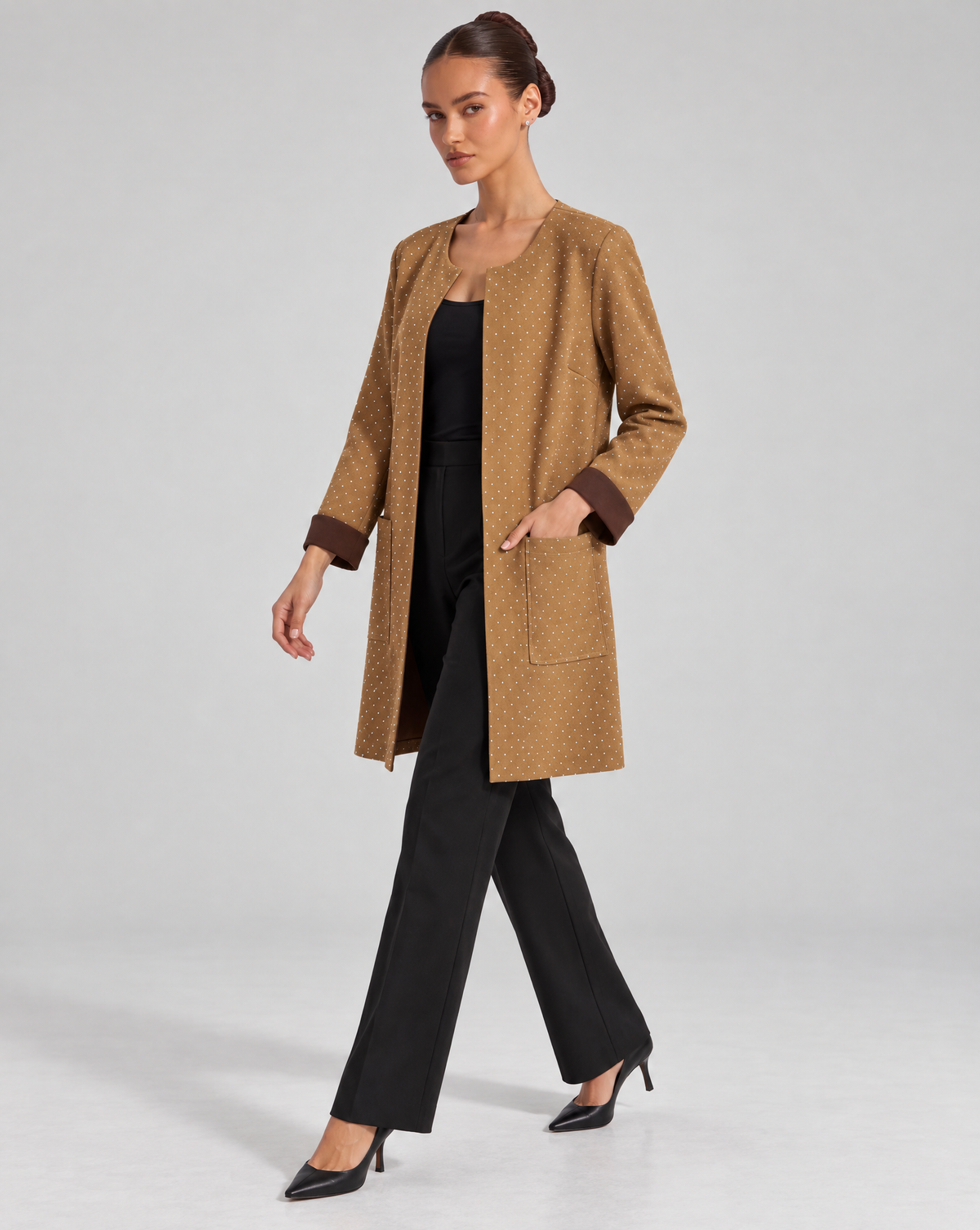 Giacca donna lunga con strass Camel indossata da Polly 6 - vista 2