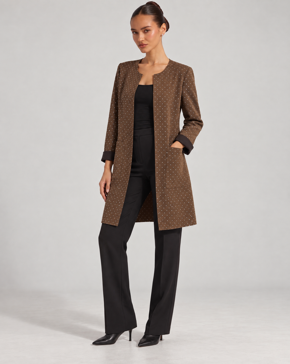 Giacca donna lunga con strass Marrone indossata da Polly 6 - vista 1