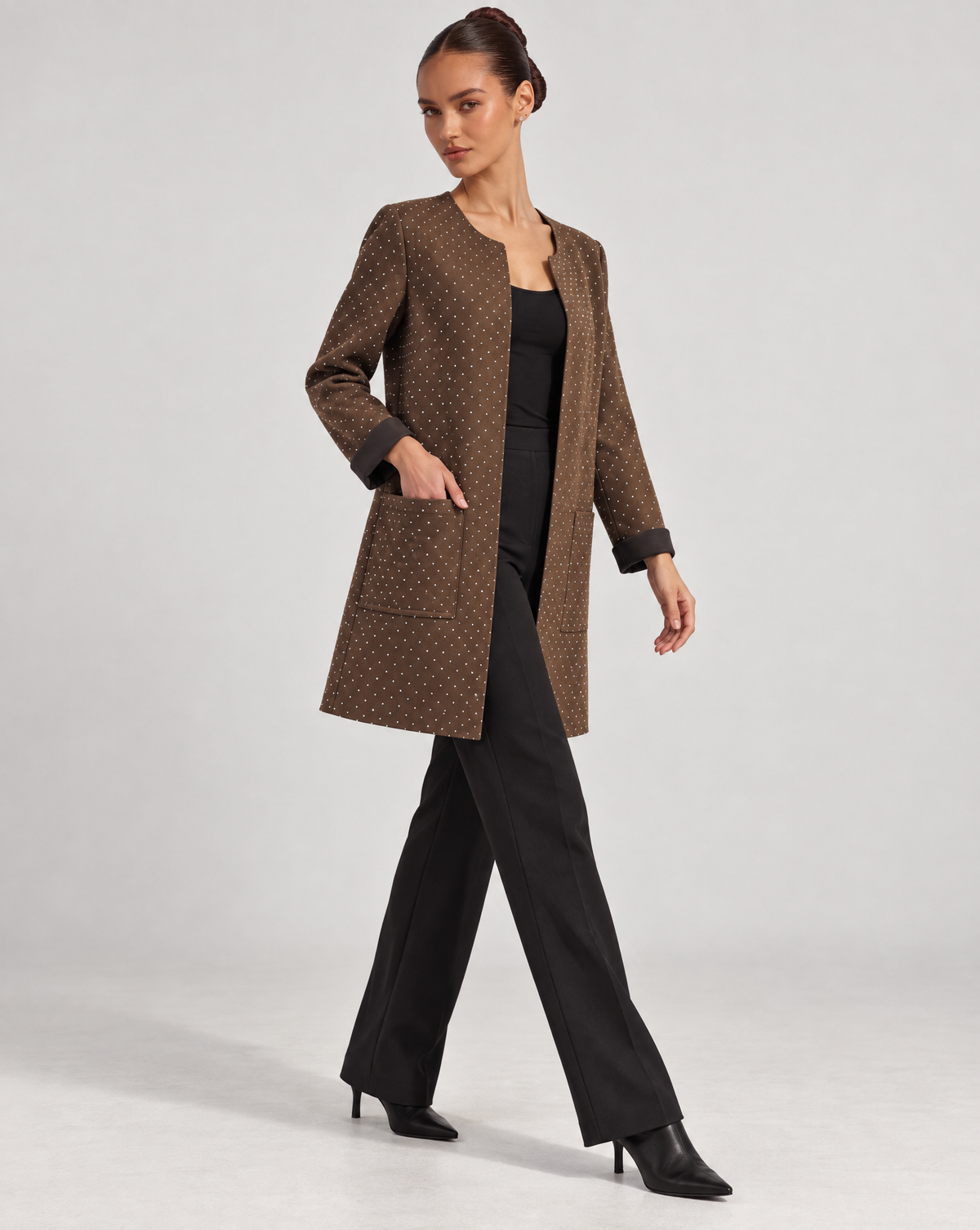Giacca donna lunga con strass Marrone indossata da Polly 6 - vista 2