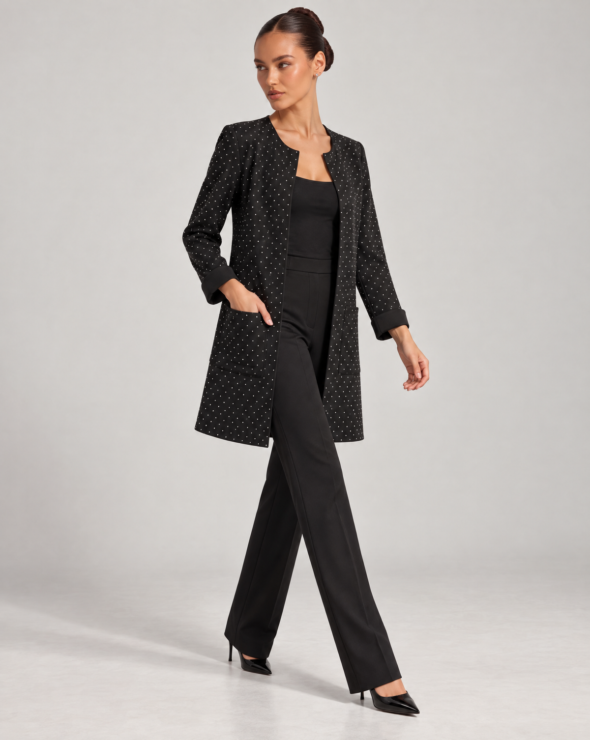 Giacca donna lunga con strass Nero indossata da Polly 6 - vista 2