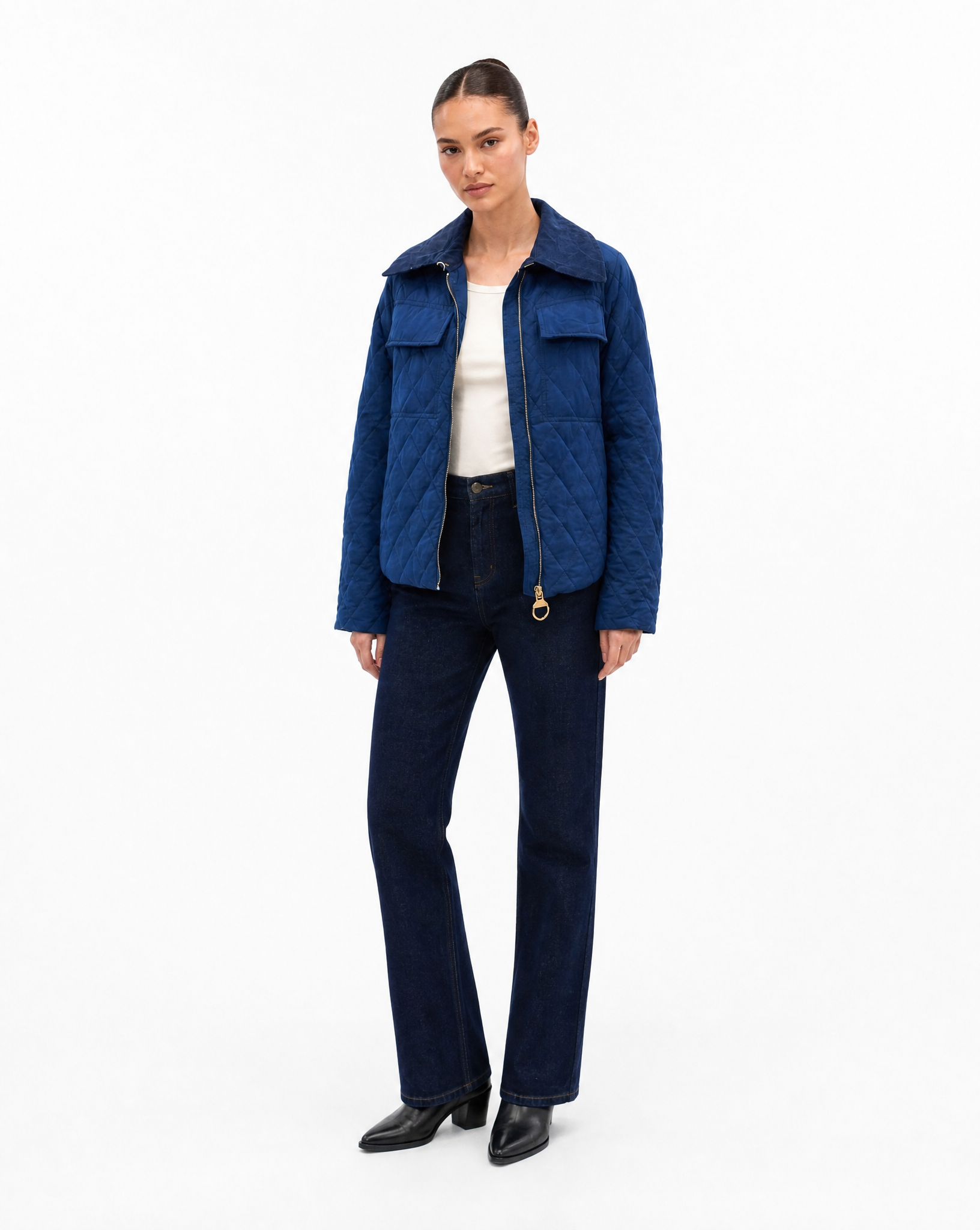 Giacca Donna Trapuntata con Colletto in Velluto Blu vista tre-quarti indossata da Polly 6