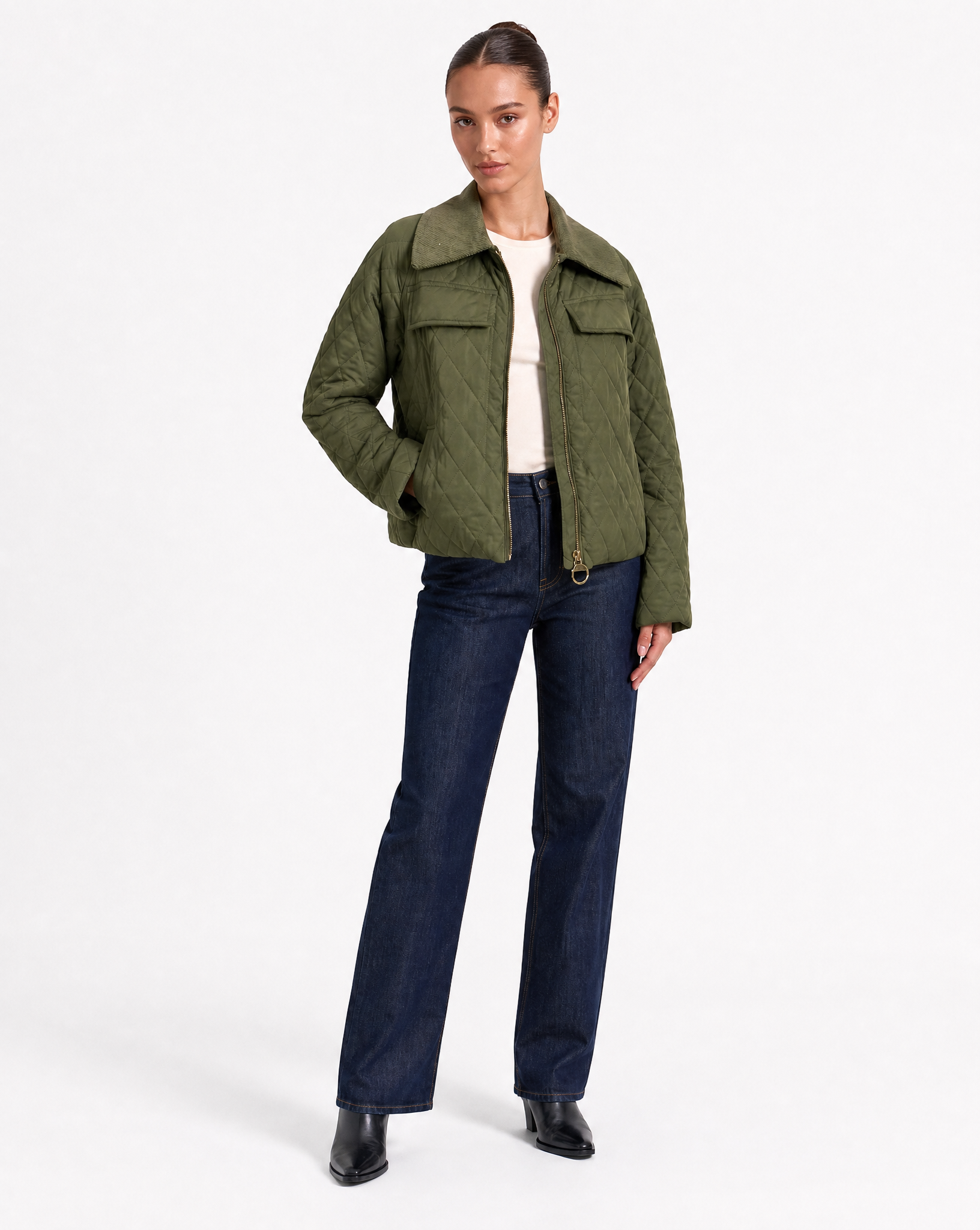 Giacca Donna Trapuntata con Colletto in Velluto Verde vista tre-quarti indossata da Polly 6