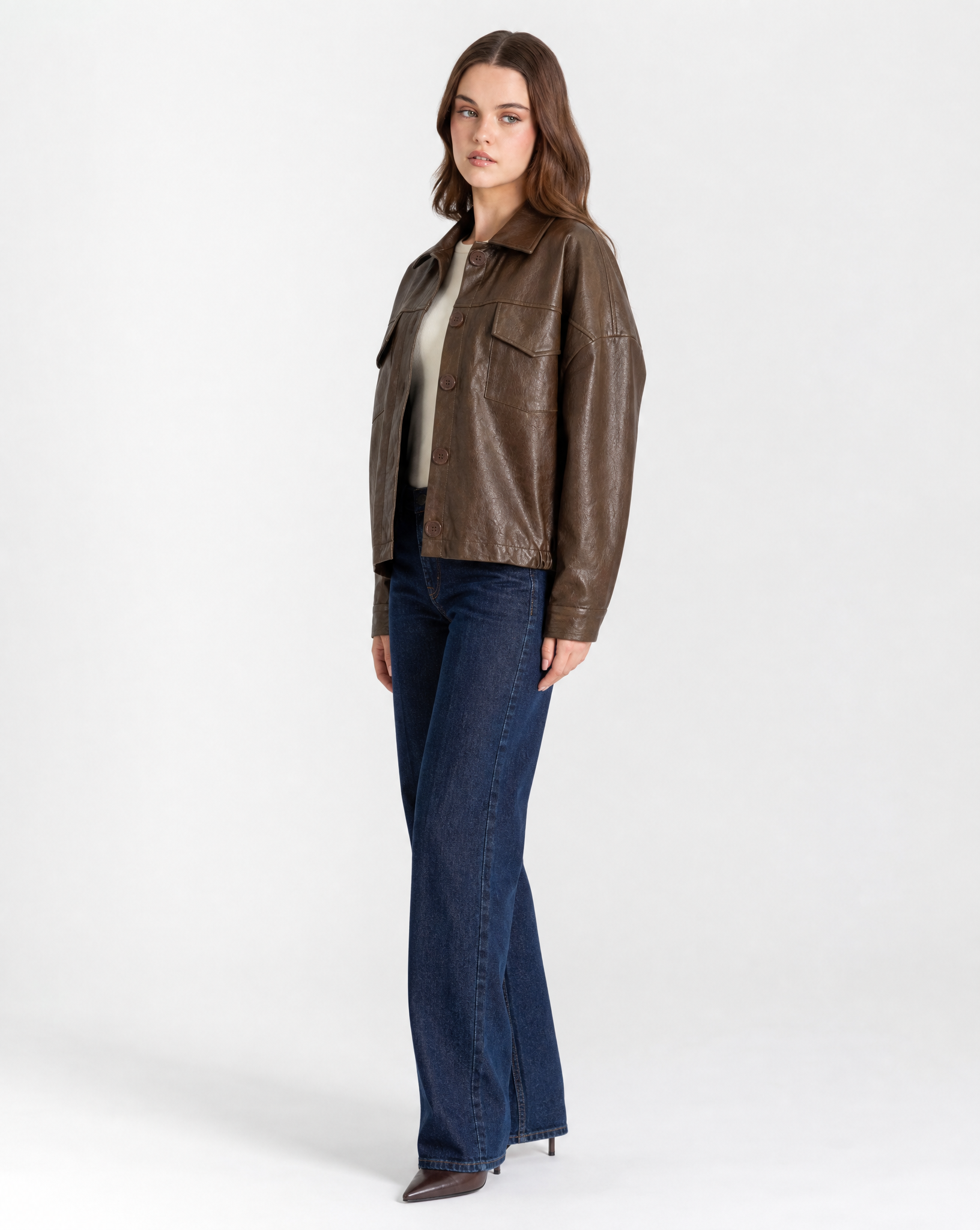 Giacca donna marrone effetto pelle indossata da Polly2 - vista laterale