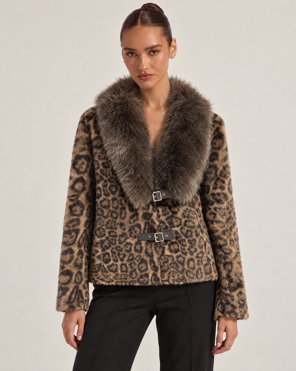 Giacca donna leopardata marrone con collo ampio e fibbie, vista frontale indossata da Polly 6