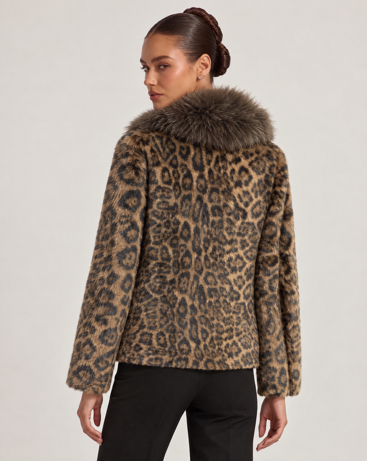 Giacca donna leopardata marrone con collo ampio, vista posteriore indossata da Polly 6