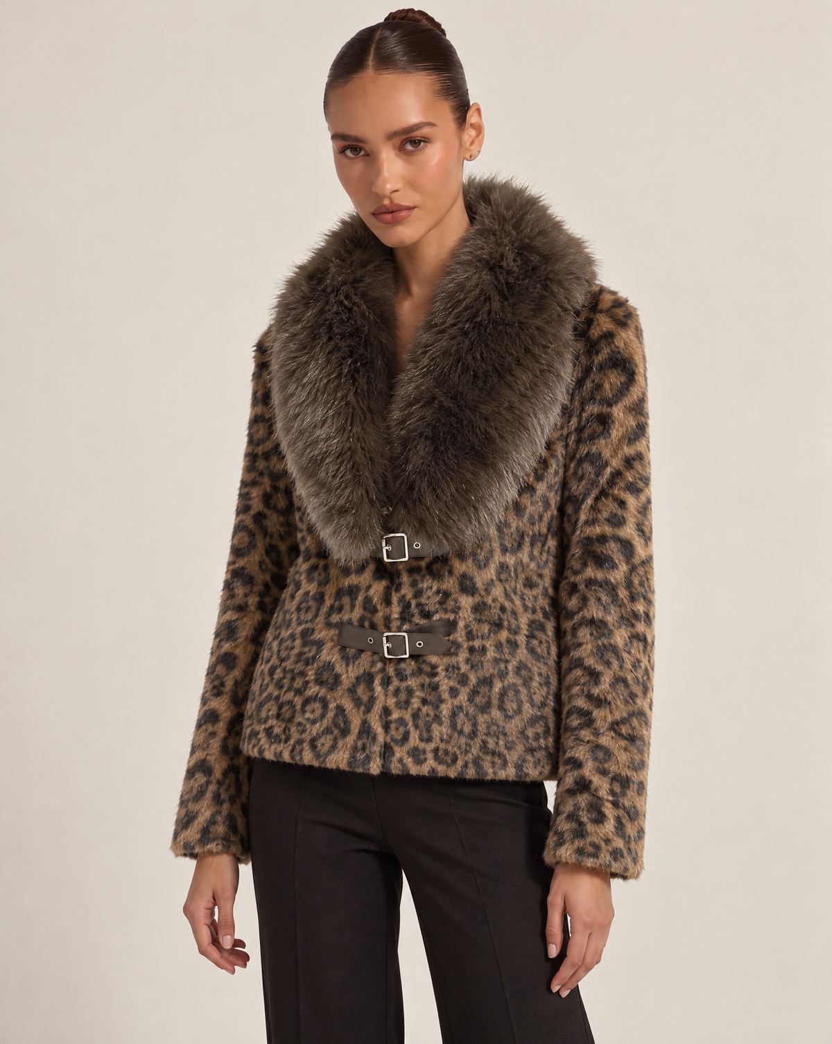 Giacca donna leopardata marrone con fibbie e collo ampio, vista di tre quarti con Polly 6