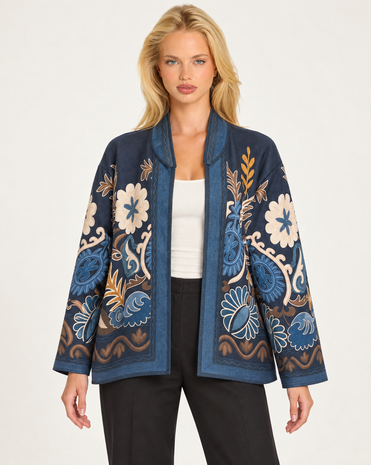 Giacca donna floreale e paisley blu, indossata da Polly 7 - vista frontale