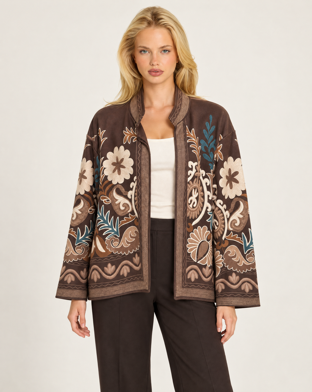 Giacca donna floreale e paisley marrone, indossata da Polly 7 - vista frontale
