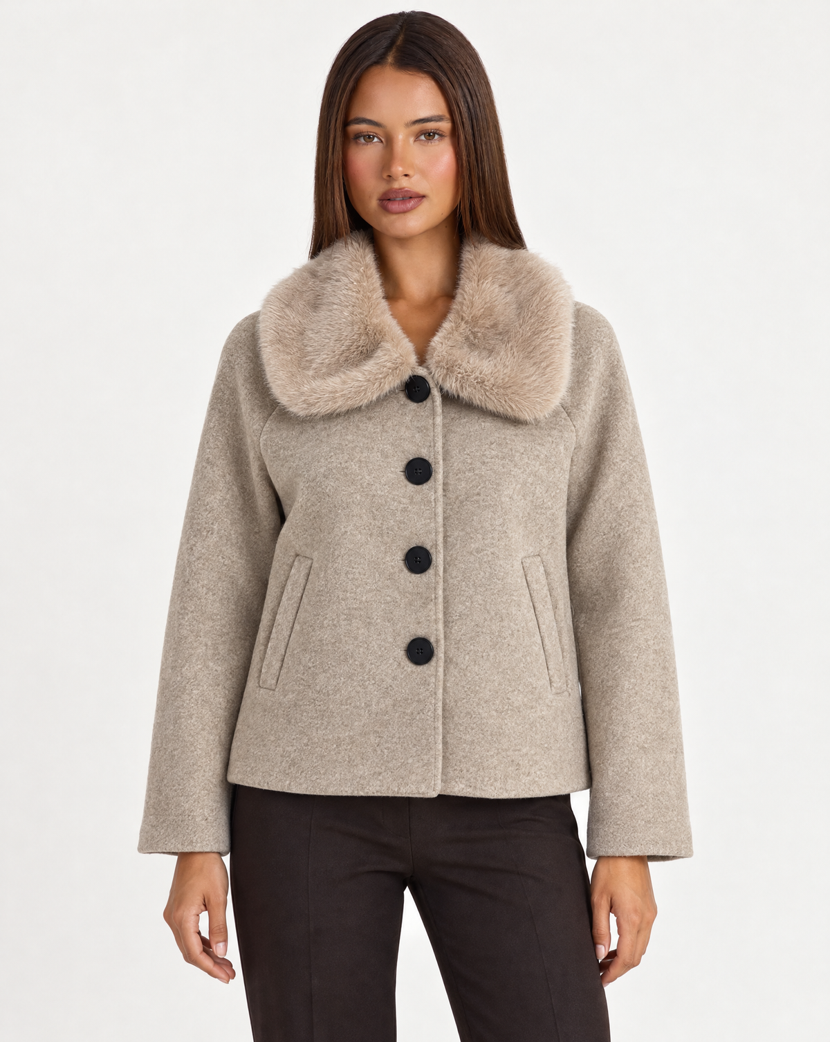 Giacca beige con cappuccio removibile, indossata da Polly 4, vista frontale