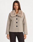 Giacca beige con cappuccio removibile, indossata da Polly 4, vista frontale